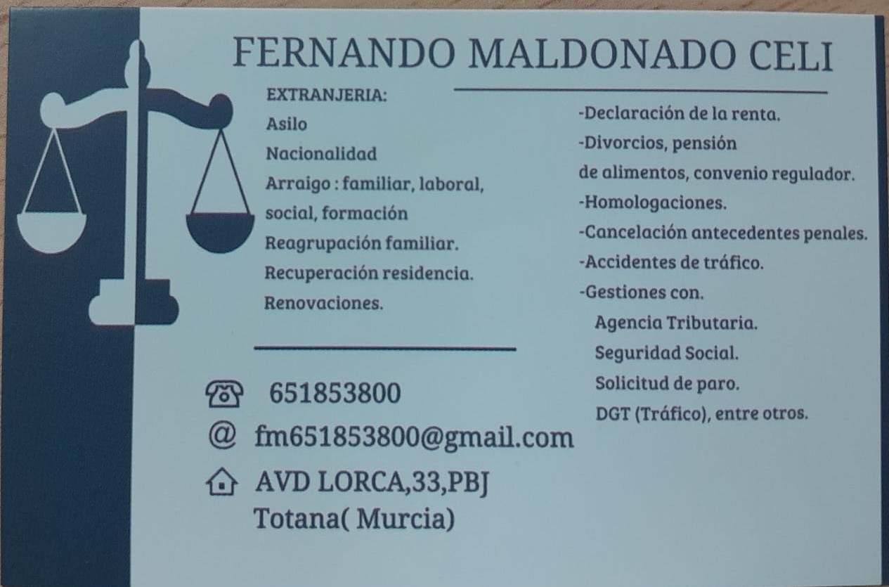 Tarjeta de visita del despacho, en azul marino y blanco, con la balanza de la justicia y la lista de trámites.
