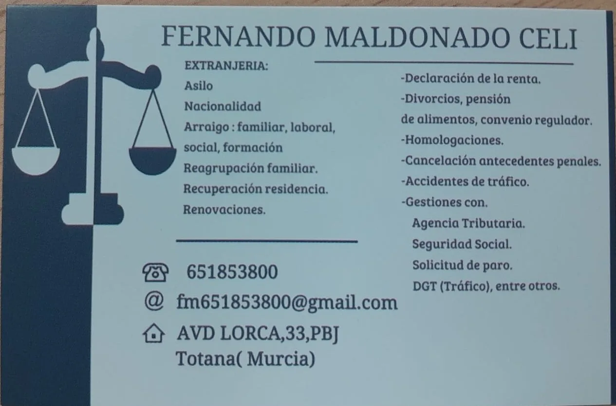 Tarjeta de visita del despacho, en azul marino y blanco, con la balanza de la justicia y la lista de trámites.